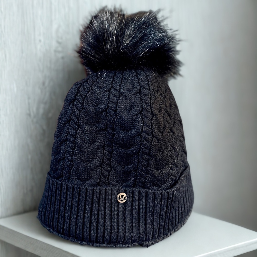 Lululemon Black Cable Merino Wool Knit Beanie with Lining and Pom Women’s EUC!